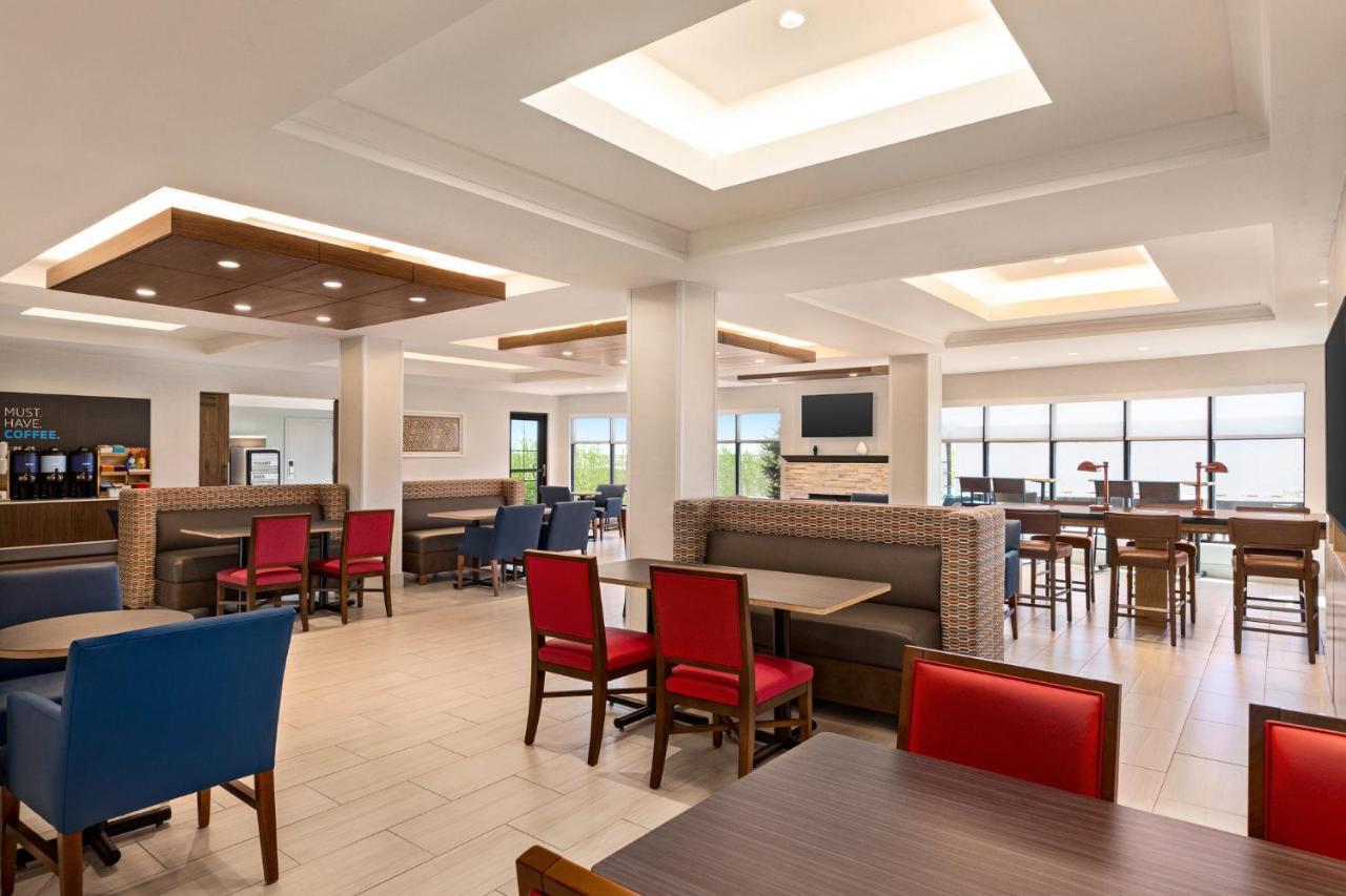 Holiday Express & Airport By Ihg Hotel 3*