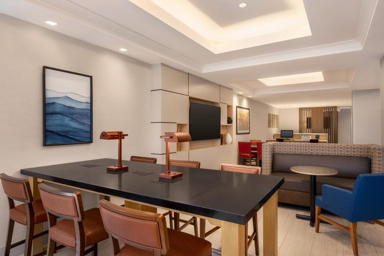 Hotel Holiday Express & Airport By Ihg 3*